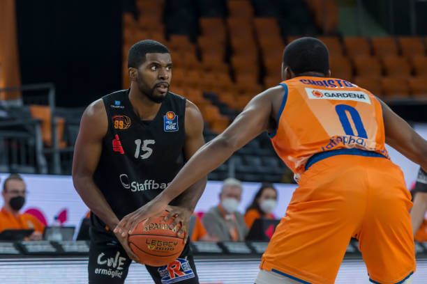 而她却表现 而她却表现